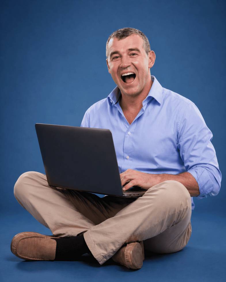 Glückliche Nutzerin mit Laptop